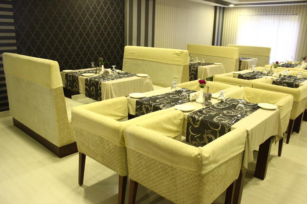 Abaam Cochin Hotel Kochi Bagian luar foto