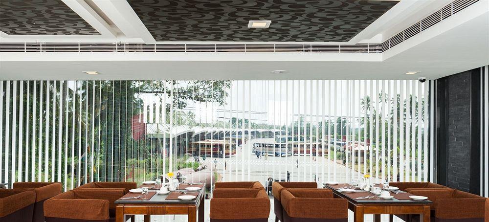 Abaam Cochin Hotel Kochi Bagian luar foto