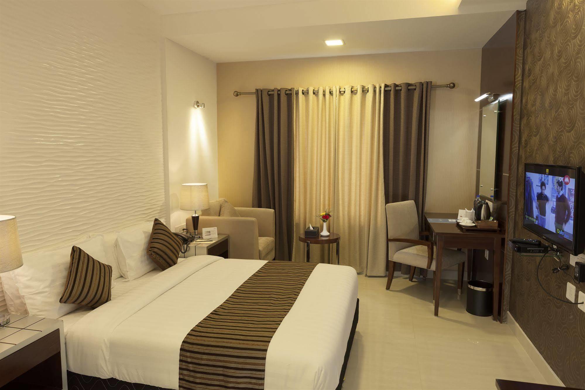 Abaam Cochin Hotel Kochi Bagian luar foto