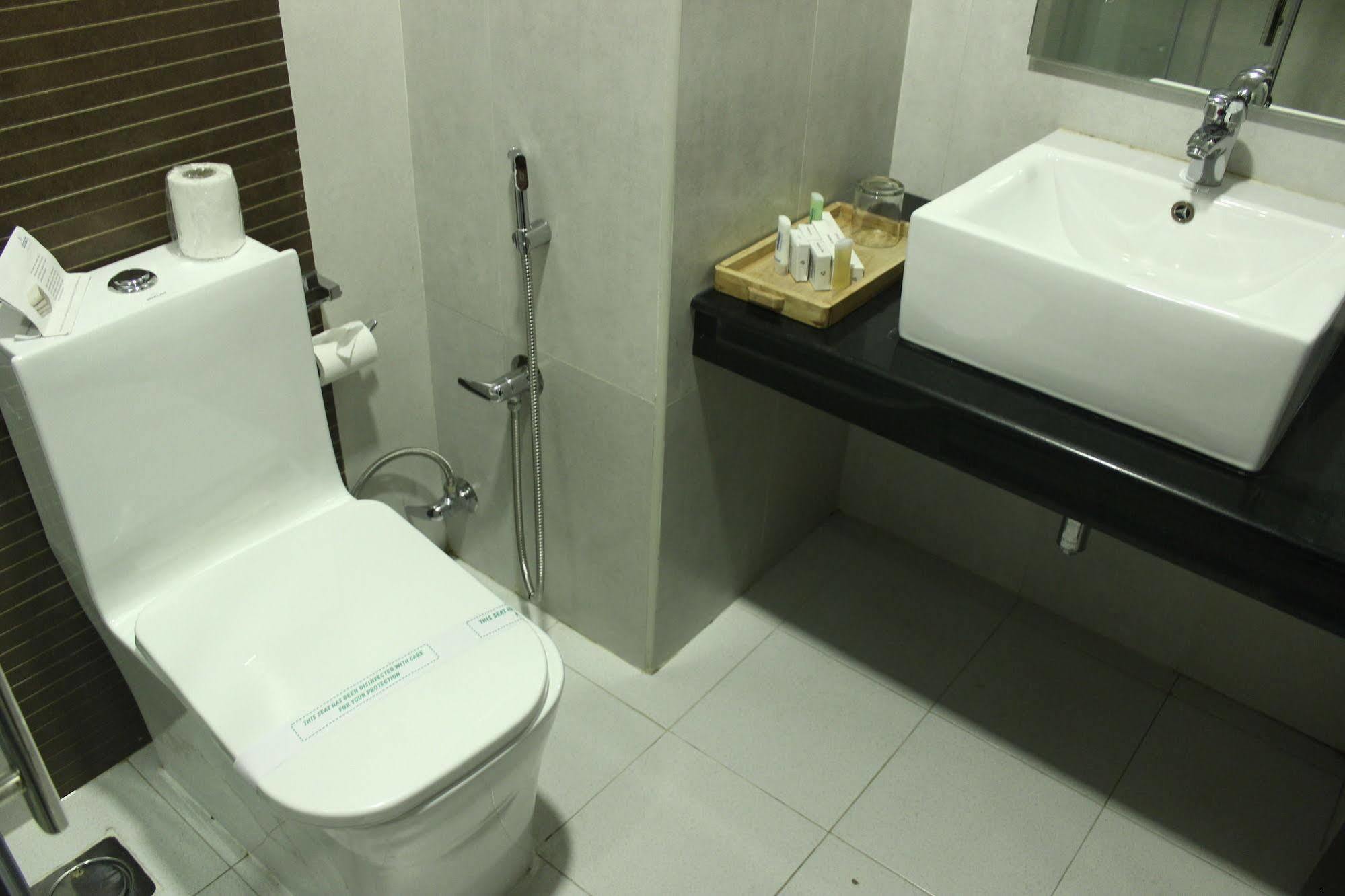 Abaam Cochin Hotel Kochi Bagian luar foto