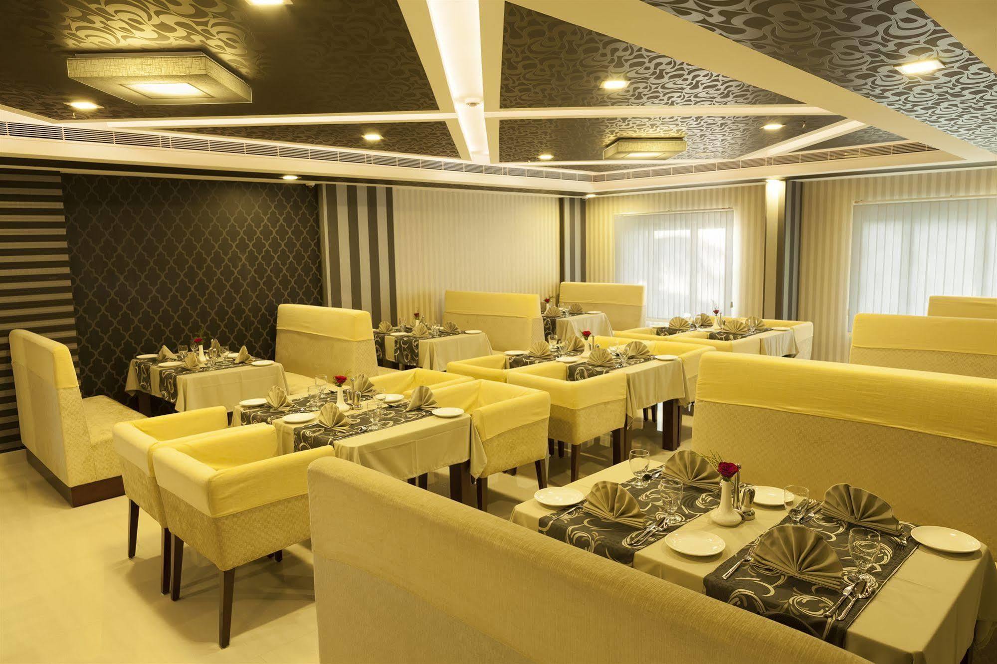 Abaam Cochin Hotel Kochi Bagian luar foto